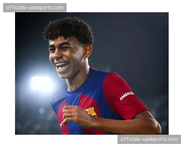 亚马尔单刀过门将：卡萨多手术刀直塞制造推射空门机会